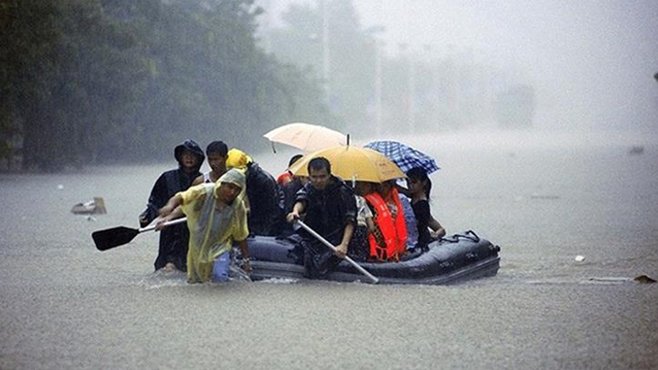 Çin’de şiddetli yağış: 17 otomobil, 8 kamyon nehre düştü, 12 ölü, 31 kayıp